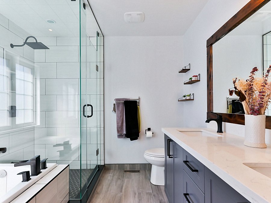 Bagno moderno con doccia e mobile lavabo appena rifatto