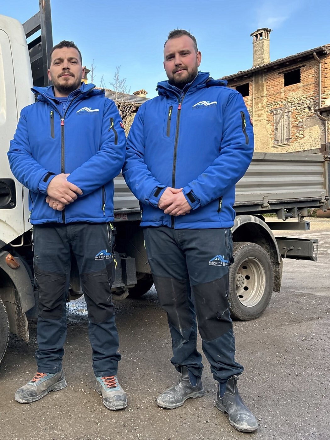 Federico e Dritan, i titolari dell'impresa edile Cornacchiari & Aron, davanti al furgone aziendale